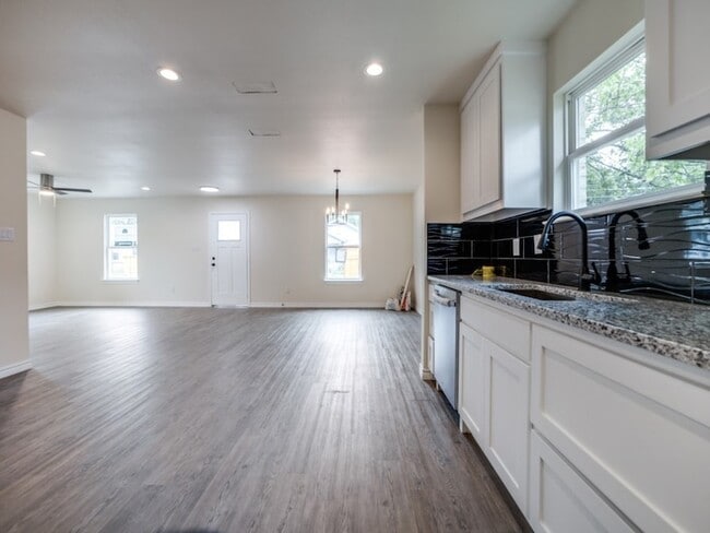 Building Photo - 4220 Hamilton Ave