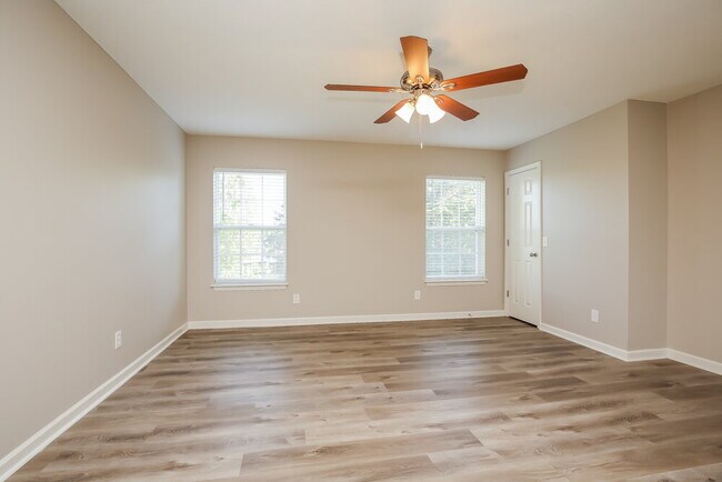 Building Photo - 200 Lake Forest Dr