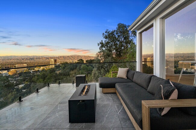 Building Photo - 3541 Multiview Dr