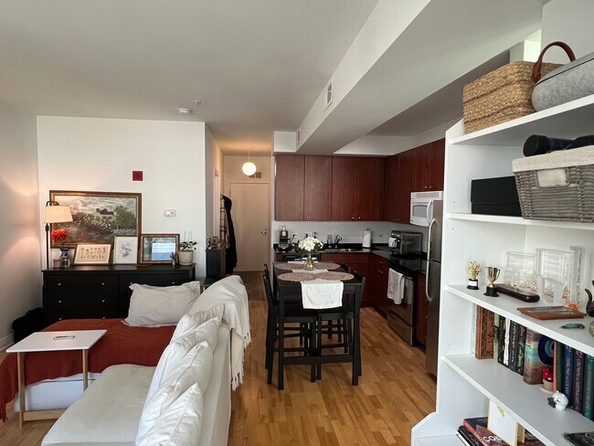 Building Photo - 565 W Quincy St