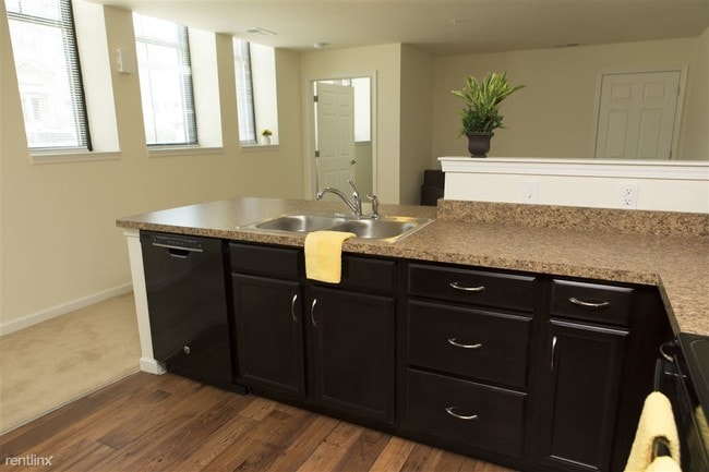 Building Photo - 41 E Park Dr