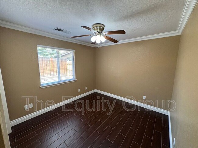 Building Photo - 744 W Buena Vista Ave