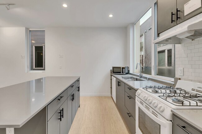 Building Photo - Modern 3BR Townhome with Rooftop Deck Near Downtown Seattle