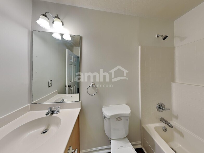 Building Photo - 10815 Pointer Ridge Dr