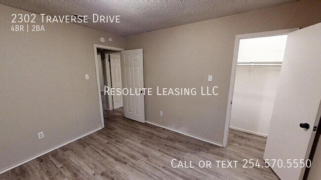 Building Photo - 2302 Traverse Dr
