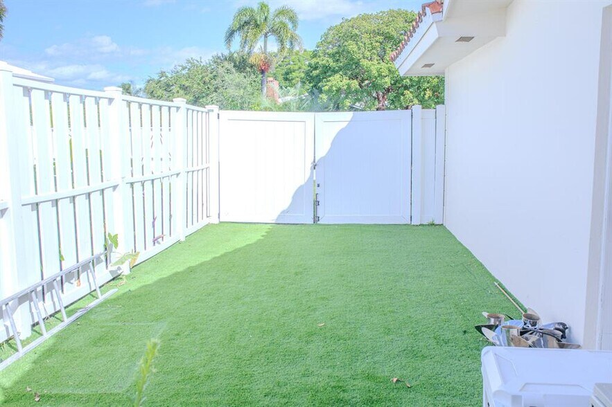 Building Photo - 2730 NE 40th Ct