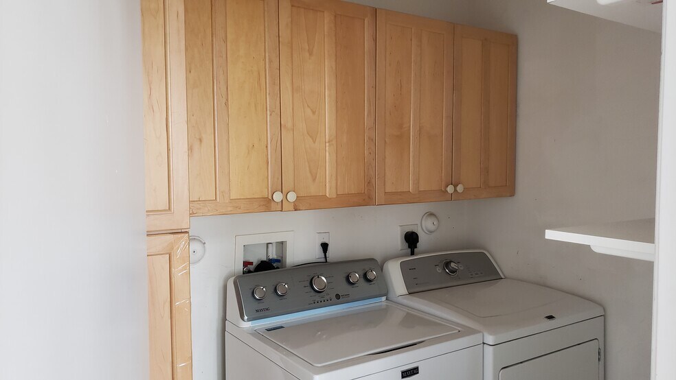 Building Photo - 4965 Leeward Ln