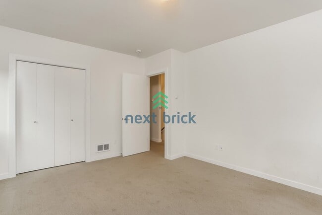 Building Photo - A beautiful 3 bed and 2 bathroom house for rent