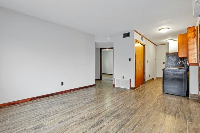 Building Photo - 454 E 16th Ave