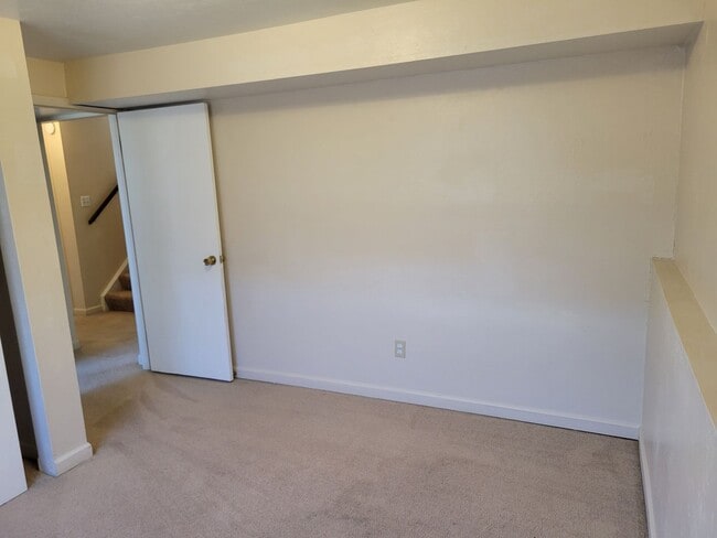 Building Photo - 4 Bed 2 Bath Allowing Pets - Available Now...