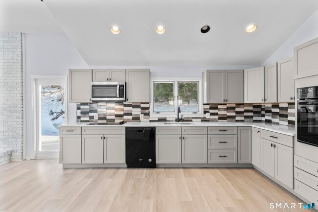 Building Photo - 338 Kenwood Ave