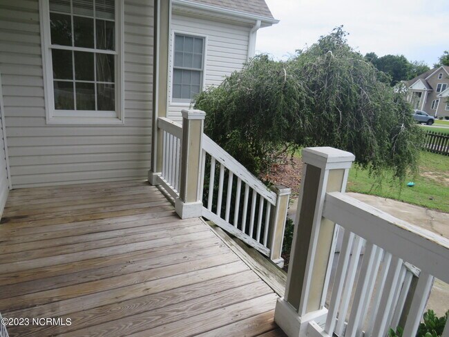 Building Photo - 400 Landfall Ct