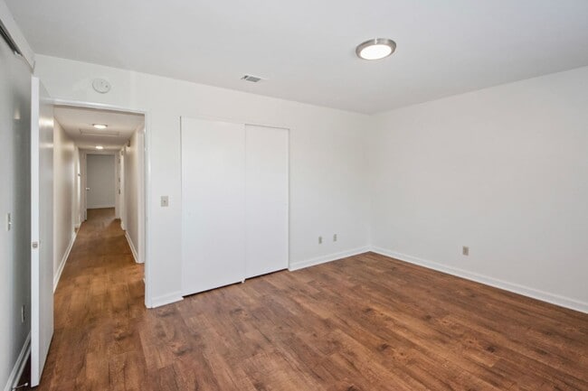 Building Photo - Available Now! Spacious 3BR, 2BA, 1,76sq.ft. 2 car garage.