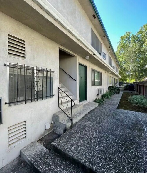 Building Photo - 2253 2nd Ave