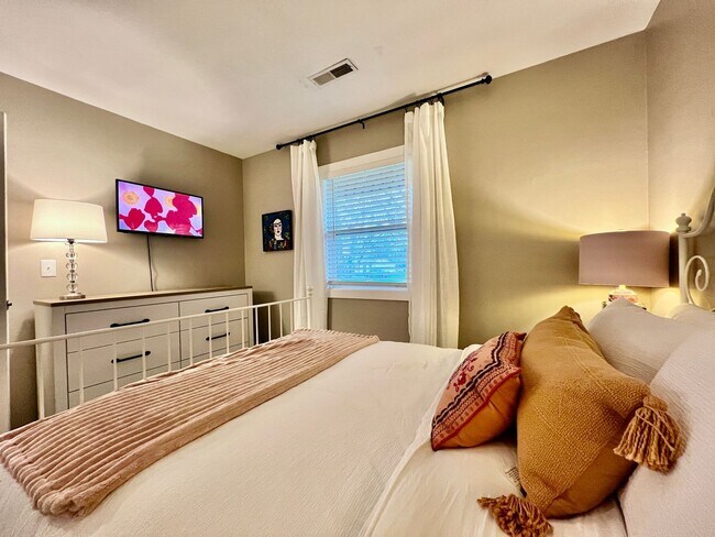 Building Photo - 3 BDR Ranch w/ Fenced yard, laundry, garage + more