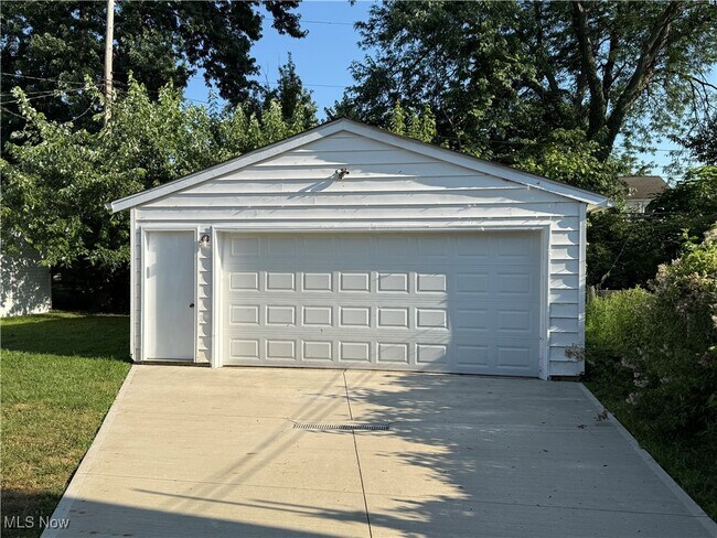 Building Photo - 21250 Crystal Ave
