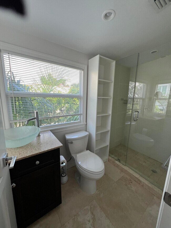 Building Photo - 252 Oleander Ave