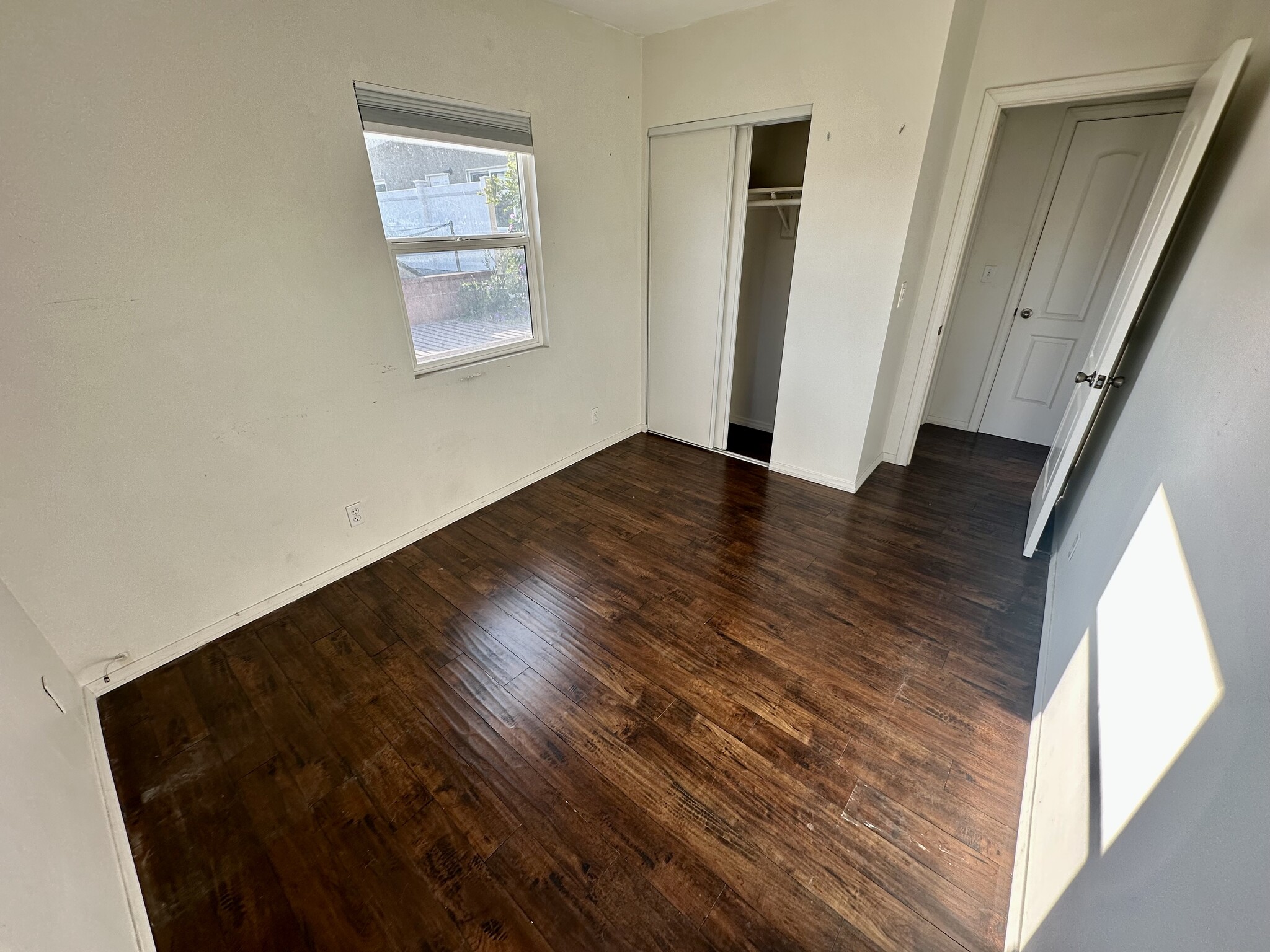 Building Photo - 409 E Oak Ave