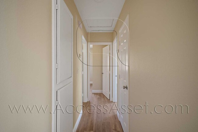 Building Photo - Large Lot! 2 Bed/ 1 Bath Single Family Property!