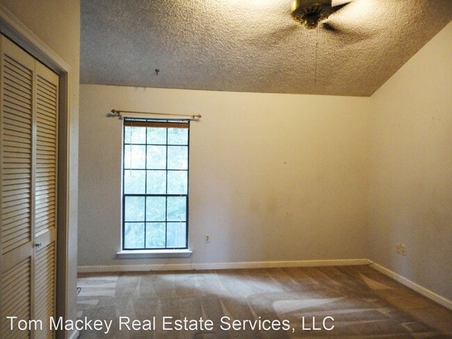 Building Photo - 2 br, 1.5 bath House - 402 LONGWOOD COURT #B