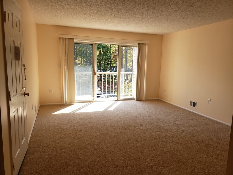 Building Photo - 8 Holly Ct