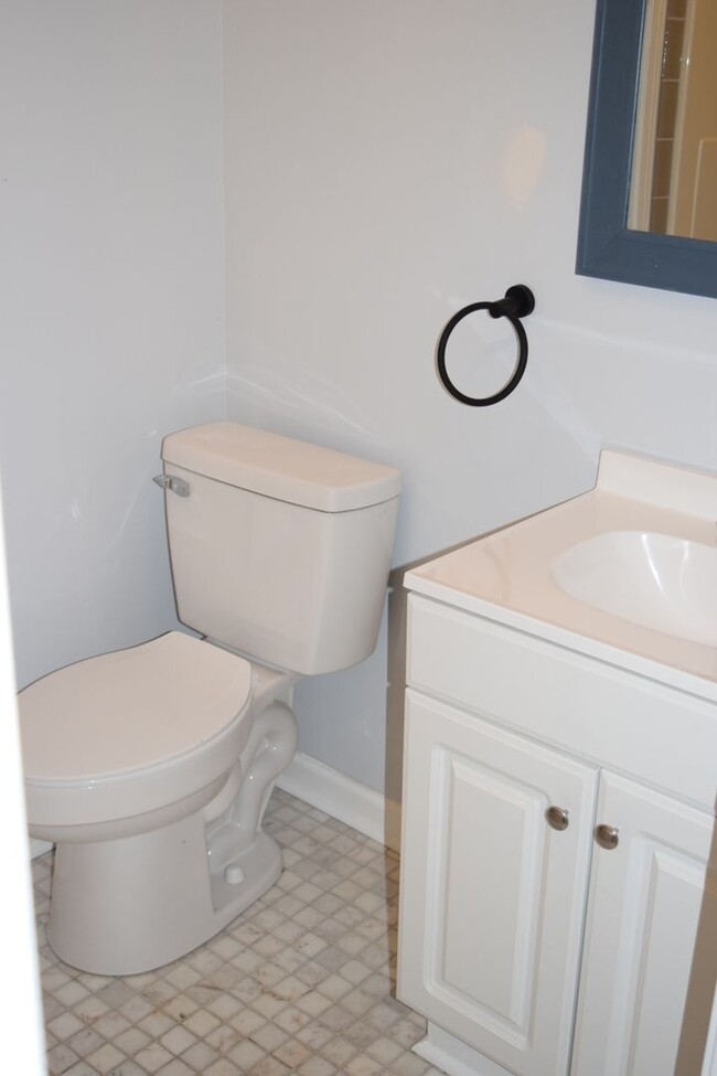 Building Photo - NEWLY RENOVATED PONTIAC UNIT FOR LEASE!