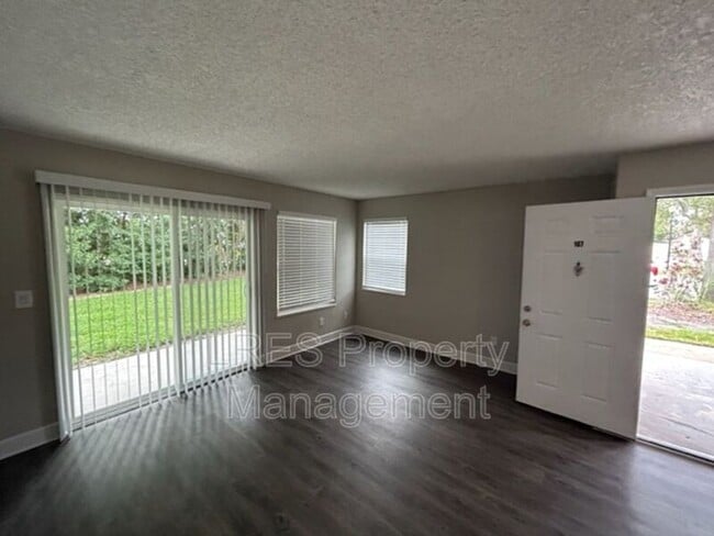 Building Photo - 2560 Woodgate Blvd