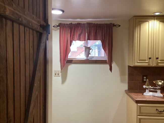 Building Photo - Furnished Apartment Living at 277 N Highland