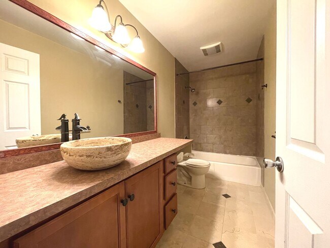 Building Photo - Spacious 2 Bedroom 2 Bathroom Condo in Kal...