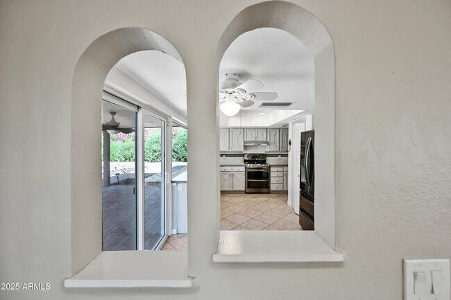 Building Photo - 324 W Willow Ave