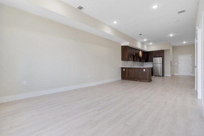 Building Photo - 527 Union Ave