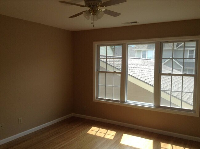 Building Photo - 31 Rotunda Cir