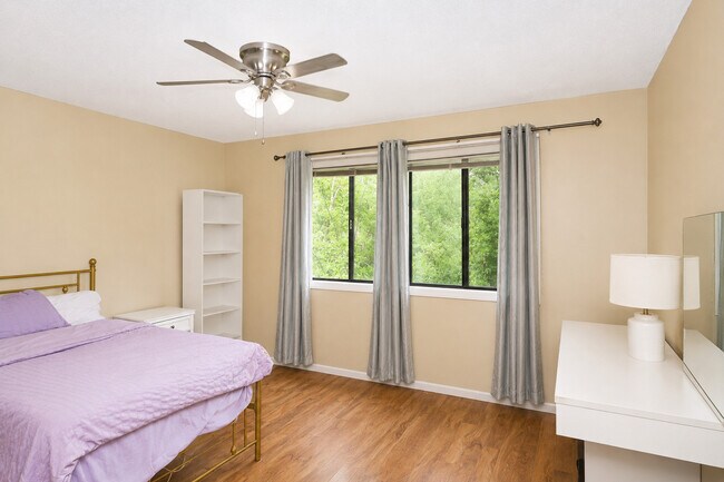 Building Photo - 982 Valleyview Dr