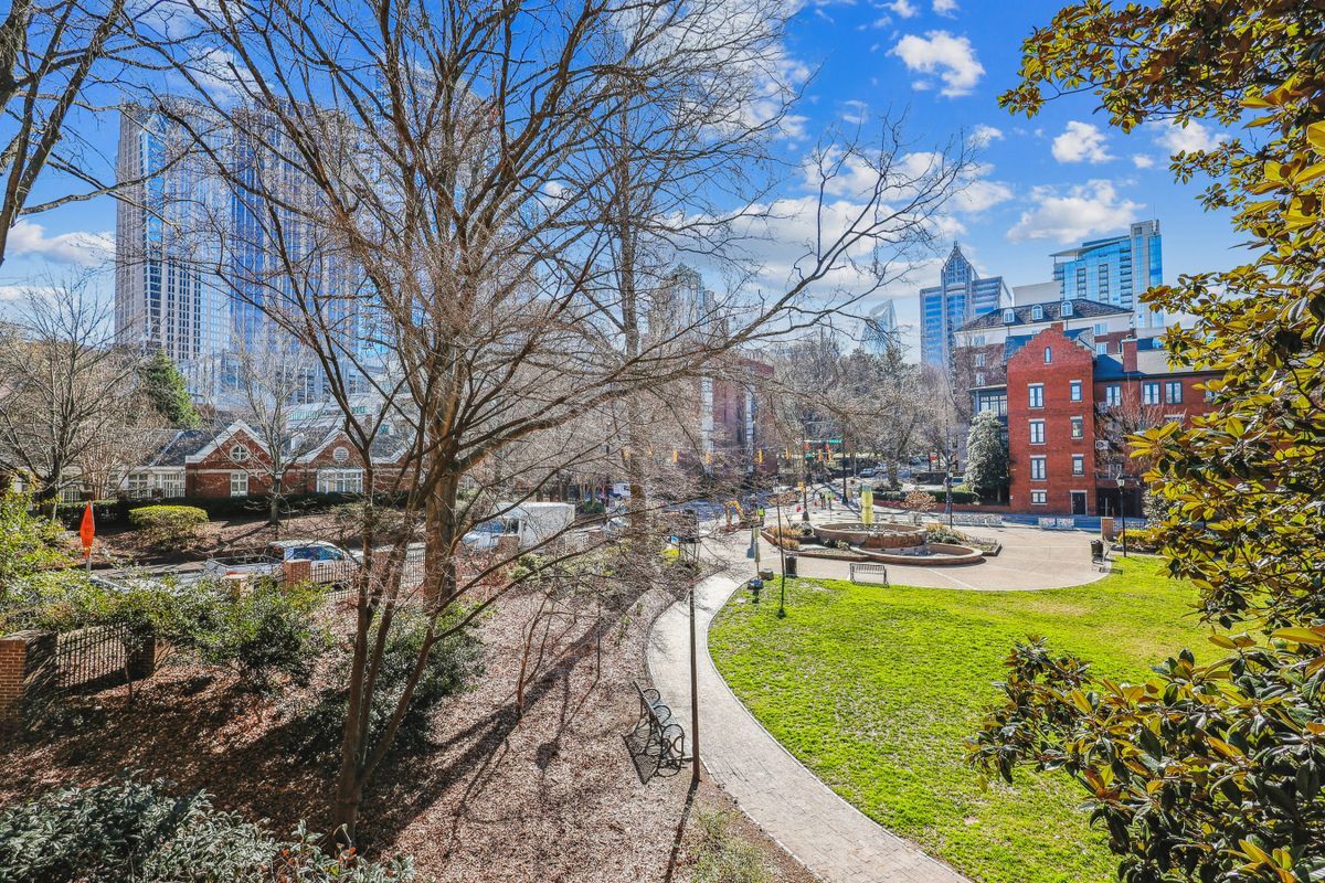 Building Photo - 337 W 7th St