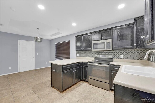 Building Photo - 28 Silver Oak Ave