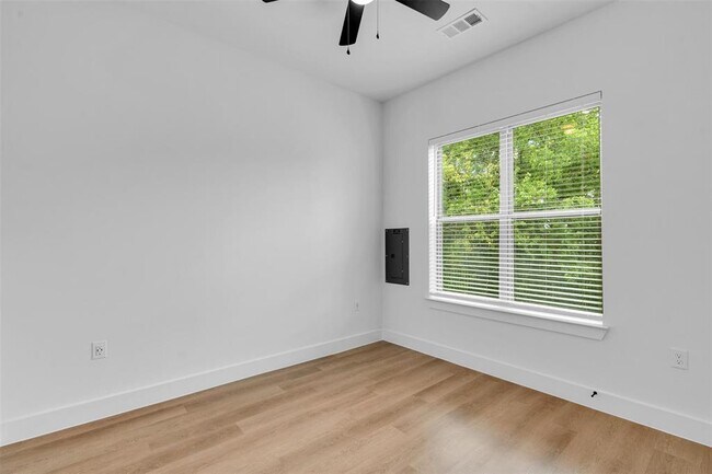 Building Photo - 1438B Forward Dr