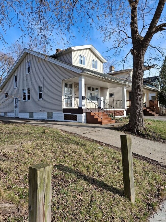 Building Photo - 3925 E 120th St