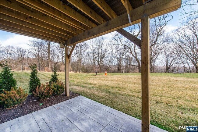 Building Photo - 37 Hillandale Dr