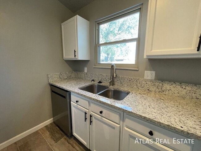 Building Photo - 2115 Bainbridge Rd