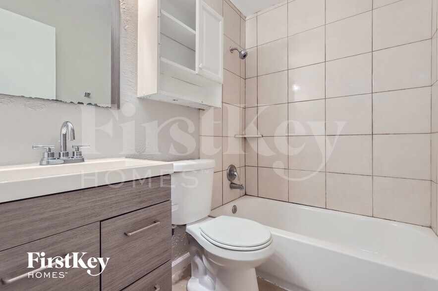 Building Photo - 917 Montclair Dr