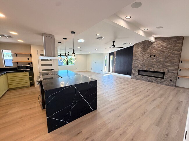 Building Photo - Updated 3 Bed / 2Bath Northeast Phoenix Home Ready for Immediate Move In w/ NO Carpet!