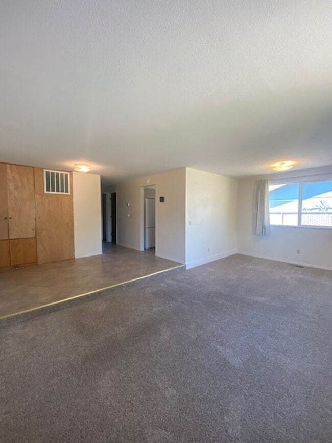 Building Photo - Charming 2 Bedroom Duplex With Fenced Yard In Quiet Neighborhood!