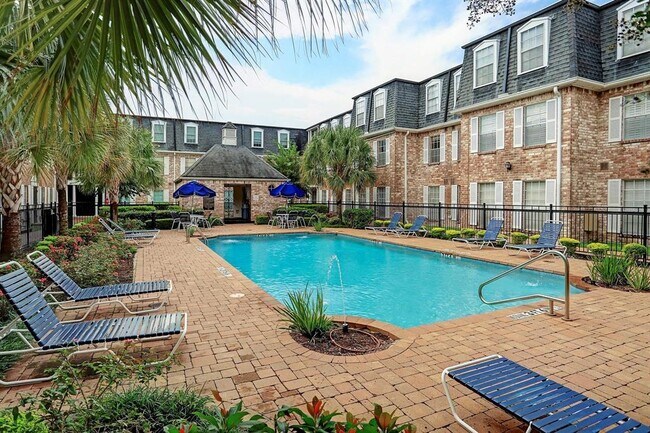 Building Photo - 353 N Post Oak Ln