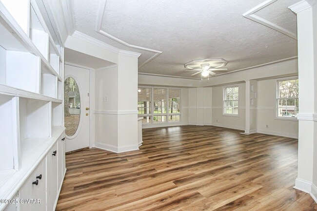 Building Photo - 211 Beth Dr