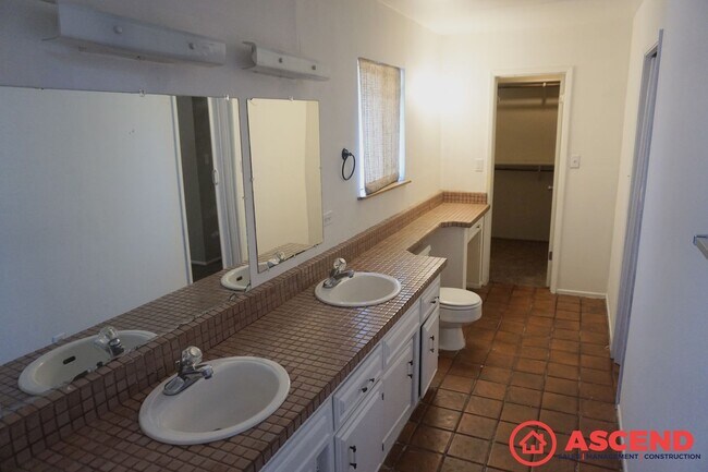 Building Photo - 3 Bedroom Home Off Ming and Ashe Rd!