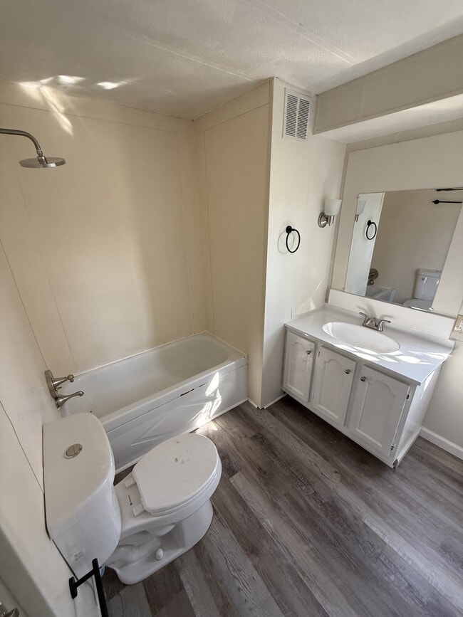 Building Photo - 109 SW Ave