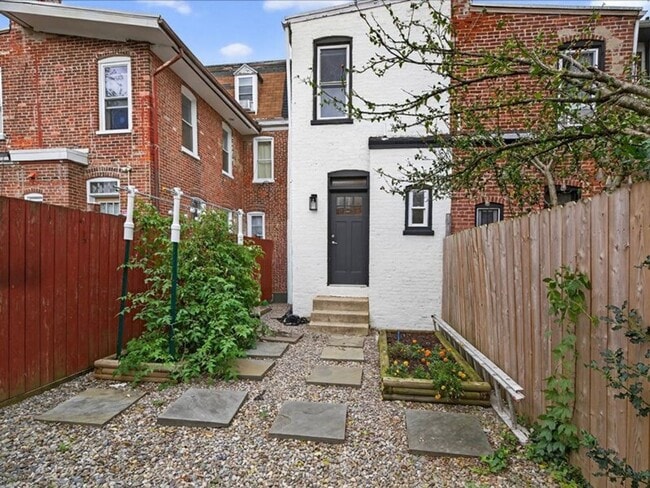 Building Photo - Gorgeous 4 Bedroom 2.5 Bathroom Available in Lancaster City