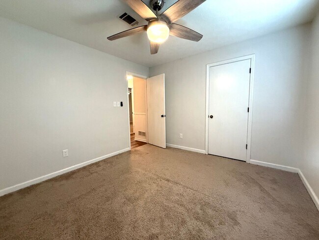 Building Photo - Renovated 3 bedroom 2 bath Ranch