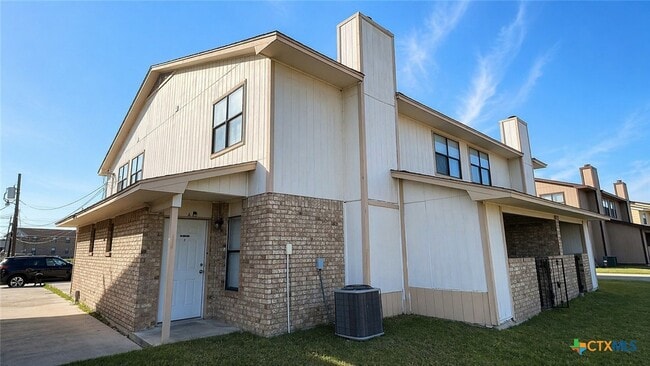 Building Photo - 1813 Cedarhill Dr