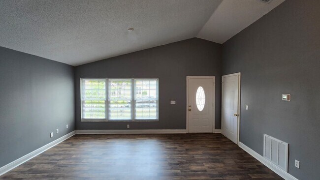 Building Photo - One Story Home in Royal Ridge, Davenport